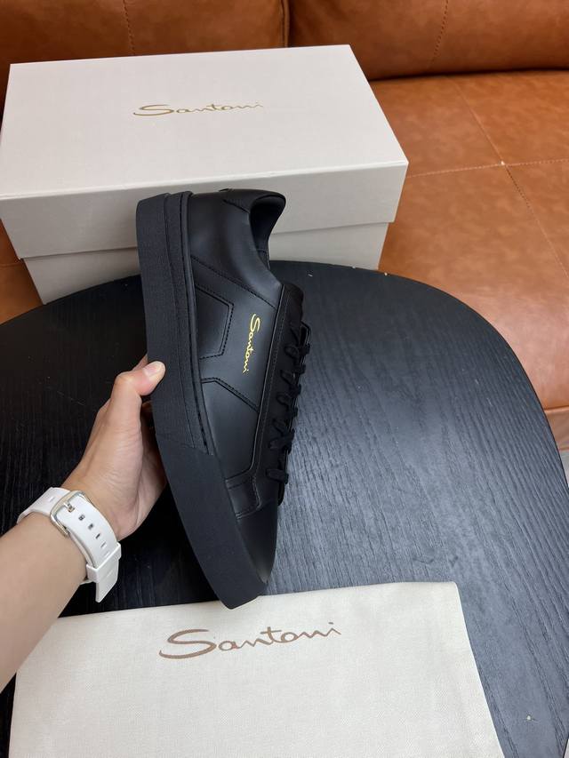 实价 Santoni 圣东尼 意大利男士手工小牛皮鞋出货！这个意大利纯手工鞋履品牌的每一双鞋设计简洁经典，上脚非常舒适百搭！ 用“新贵”来形容意大利鞋履品牌sa